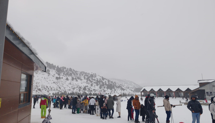 Davraz Kayak Merkezi ziyaretçi akınına uğradı