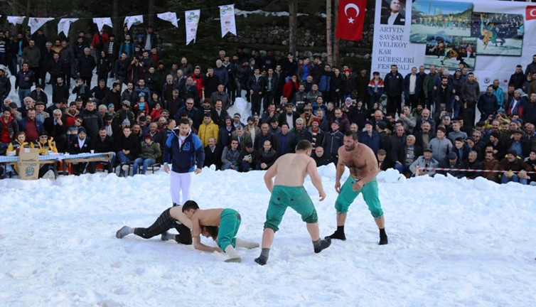 Artvin’de pehlivanlar kar üstünde kıyasıya antrenman yapıyor: Tek hedefleri var