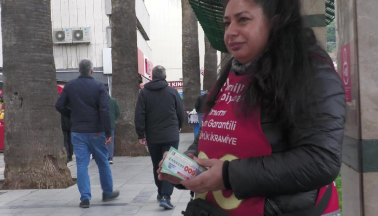 Milli piyango bileti satarak geçimini sağlıyor! Mesleğini duyunca şaşıracaksınız