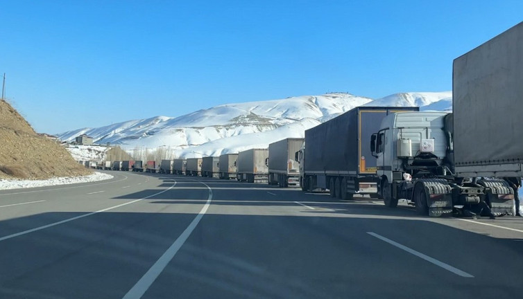 Türkiye-İran sınırında 5 kilometrelik tır kuyruğu