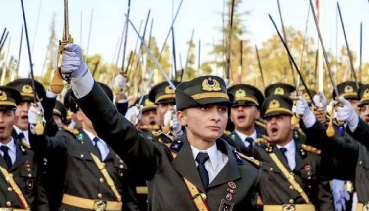 Yeni Şafak Genel Yayın Yönetmeni'nden Ebru Teğmen'e hakaret