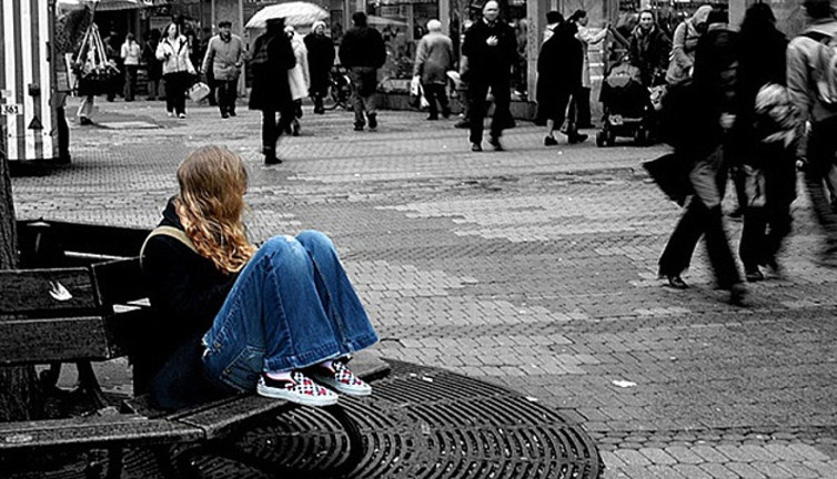 Kalabalıklarda insanlar neden kendini yalnız hisseder? Şifaları neler? Uzmanlar anlatıyor...