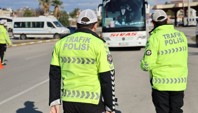 Adana Otogarı'nda otobüslerde sıkı denetim: Yılbaşı öncesi sürücü ve yolculara uyarı