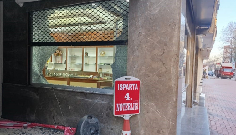 Kuyumcudan milyonluk vurgun cama takıldı