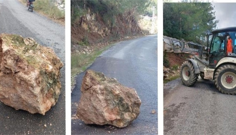 Tarsus’ta yola düşen kayaları belediye kaldırdı