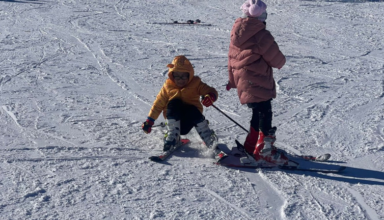 Kar kalınlığının 63 santimetre olduğu Uludağ'da 'yılbaşı' yoğunluğu