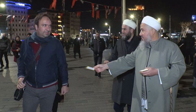 Tebliğciler Taksim'de bildiri dağıttı