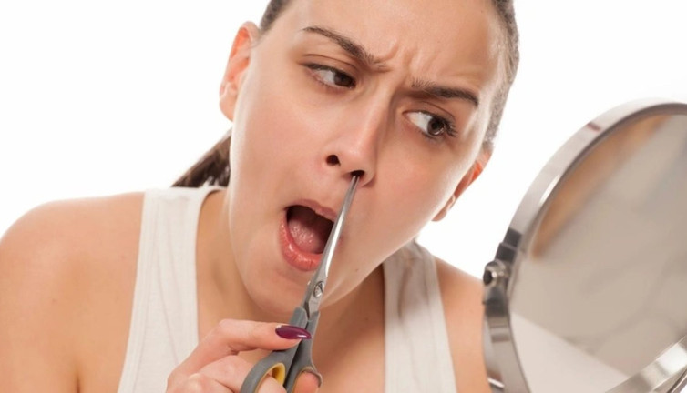 Burun kıllarını ağda ve cımbızla almakla ilgili sağlık uzmanlarından korkutucu uyarılar