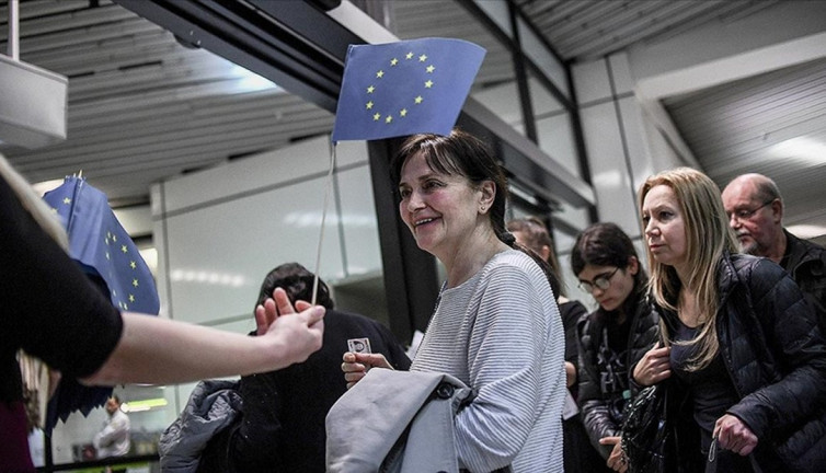 Bulgaristan ve Romanya AB'nin vizesiz seyahat bölgesine fiilen dahil oldu