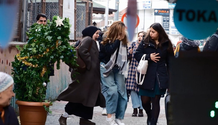 Hareketli yılbaşı ağacı korkuttu