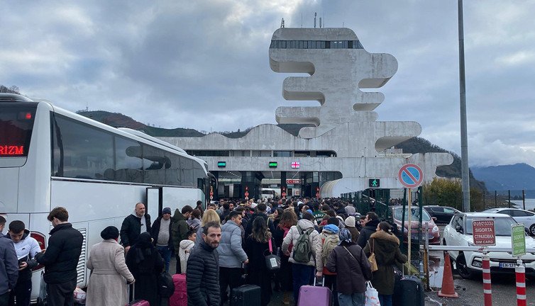 Sarp sınır kapısında uzun kuyruklar oluştu