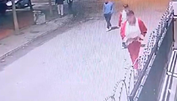 Yeni yılda 'Noel baba' dehşeti: Cinayet anı kameralara yansıdı