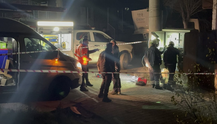 Trafo parladı 2 kişi yandı