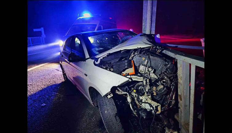 Sivas’ta otomobil köprü korkuluğuna ok gibi saplandı: 3 kişi yaralandı