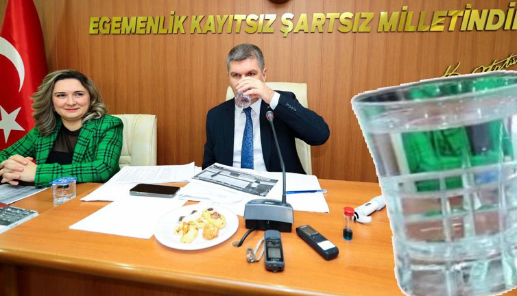 Burdur Belediye Başkanı Ercengiz içme suyu kalitesini Meclis’te içerek gösterdi
