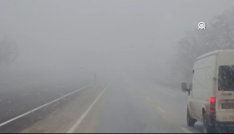 Otoyolda o güzergahı kullanacaklar dikkat! Sis görüş mesafesini 100 metreye düşürdü