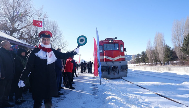 Sarıkamış Treni’ndeki gençleri Bakan karşıladı