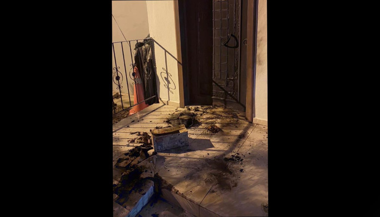 Tarsus’ta muhtarlık binasına yanıcı madde atıldı! Vatandaşlar çıkan yangını söndürdü