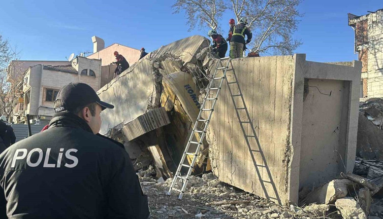 Uşak'ta iş hanı yıkımında göçük: İş makinesi operatörü enkaz altında