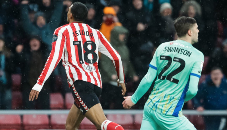Sunderland, 10 kişi kalan Portsmouth'a karşı zorlansa da galip geldi