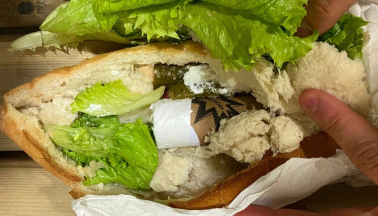 Trabzonsporlu taraftarlar, stada sandviç içinde meşale sokmaya çalışırken yakalandı