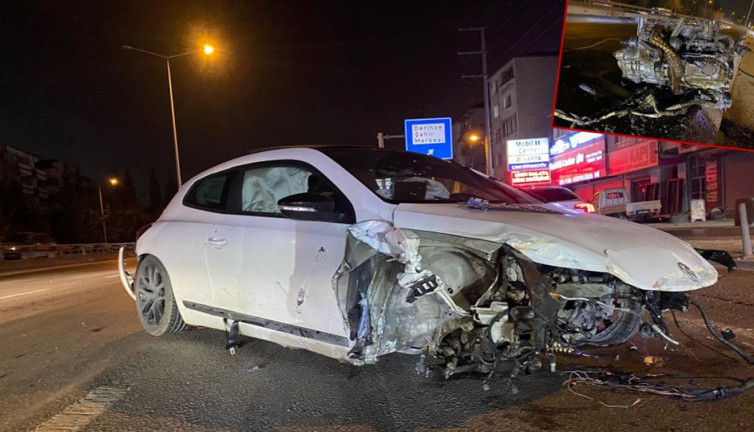 Derince'de feci kaza: Otomobilin motoru yerinden koptu