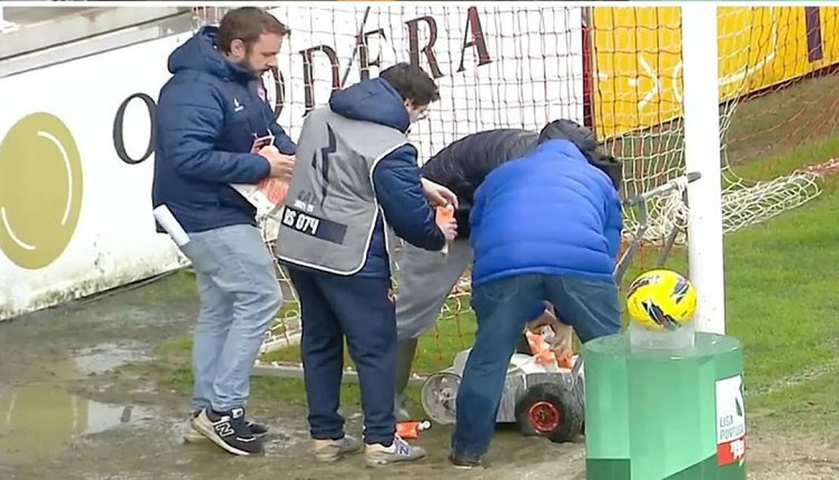 Futbol sahasında ilginç anlar: Bütün dünya bu görüntüleri konuşuyor