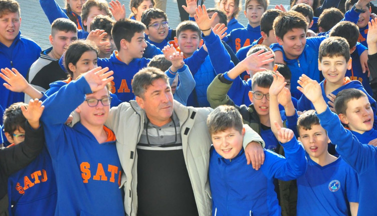 Okul radyosunda Ferdi Tayfur detayı