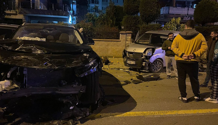 4 araç birbirine girdi, ortalık savaş alanına döndü