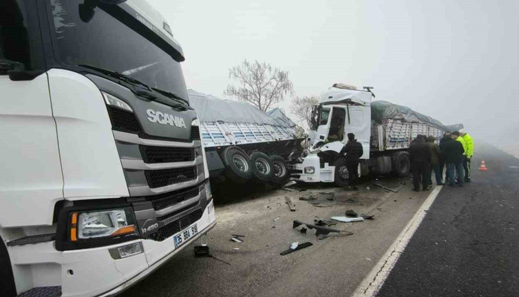 Afyonkarahisar'da 'sis' kazası: İki tır birbirine girdi