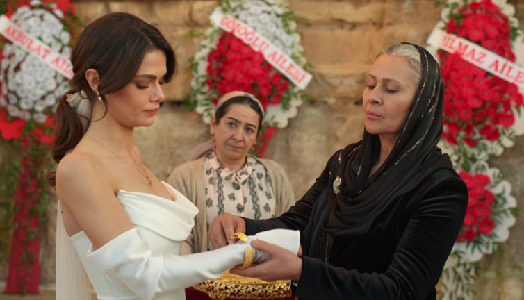 Uzak Şehir dizisi oyuncularının takıları sosyal medyayı salladı!