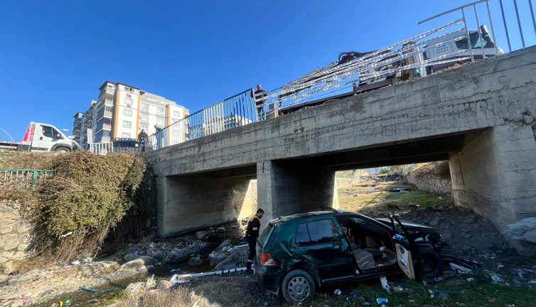 Düziçi'nde otomobil köprüden dereye uçtu: 2 yaralı