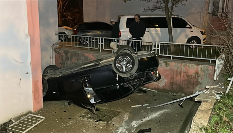 Ters yöne giren araç site bahçesine düştü