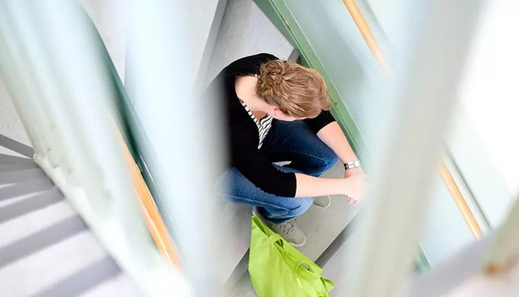 Toplumda artan intiharlar ve madde kullanımına karşı uzmanlardan uyarılar