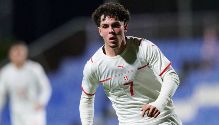 17 yaşında Avrupa'yı ayağa kaldıran Tuğra Turhan imzayı attı