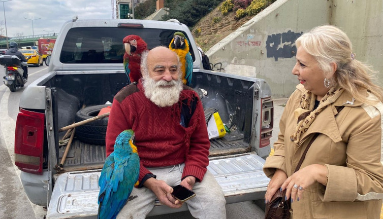 İstanbul’un 'Papağanlı Amcası' görenlerin ilgi odağı oluyor