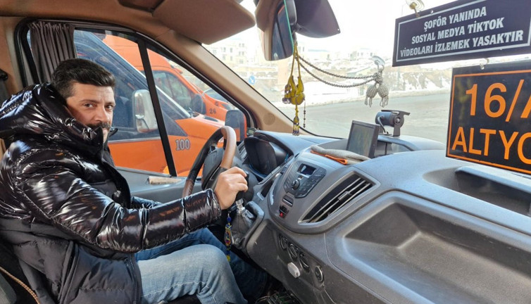 Minibüsçünün müşterilerine koyduğu yasak olay oldu! Tabelayı gören yolcular şaşkın