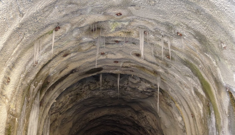 Mağara gibi tünel korku saçıyor