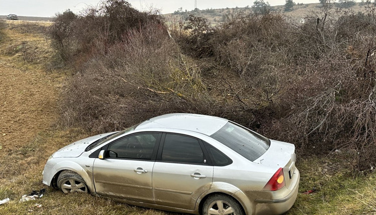 Virajı alamadı, tarlaya uçtu: 1'e bebek 3 yaralı