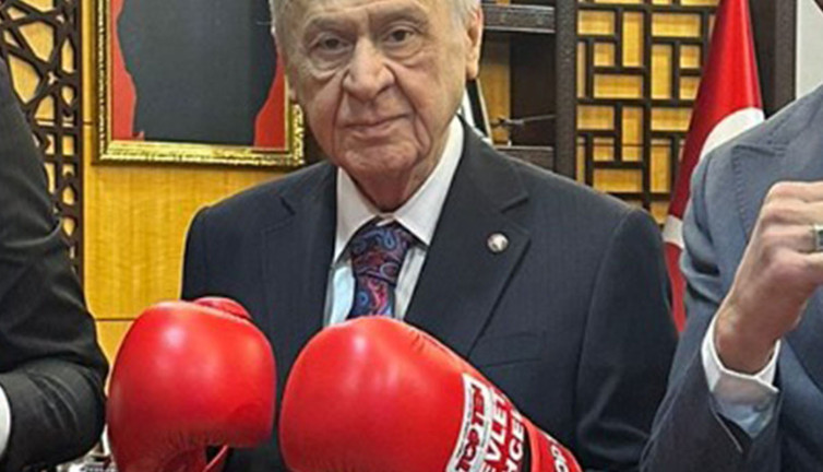 Devlet Bahçeli makam odasında boks eldiveni ile poz verdi