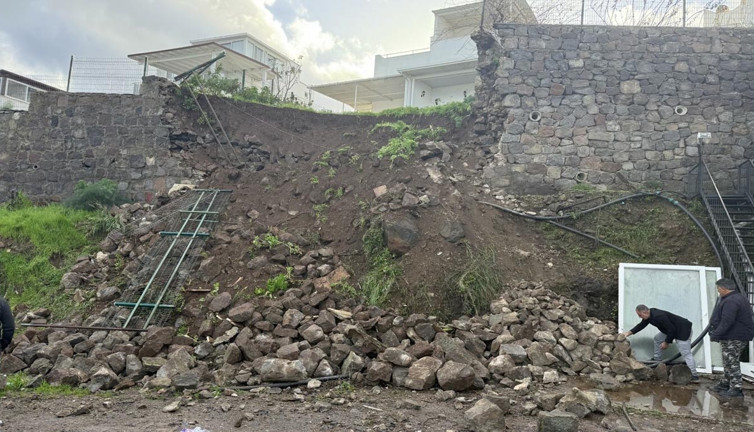 Şiddetli yağış sonrası sitenin istinat duvarı çöktü