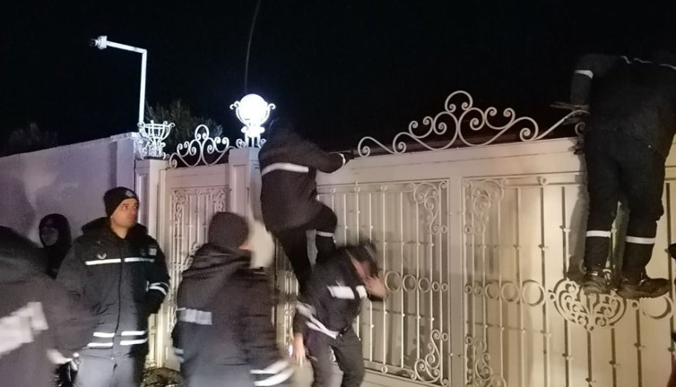 Tarikatın lüks tatil sitesi yerle bir edildi. Menzil'e şafak baskını. Zabıtalar tırmanarak içeri girdi