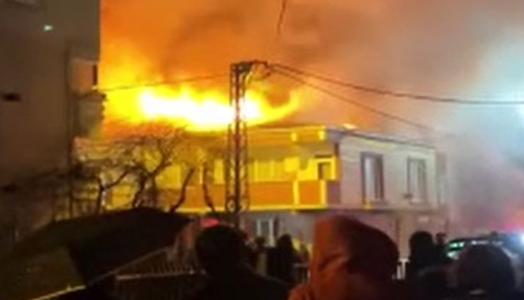 Tek yangın 2 binayı yaktı