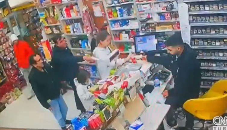 Tehlike büyüyor, sahte içkinin satışında şaşırtan plan! Anbean kameraya yansıdı