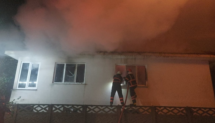 Tek katlı ev yangında küle döndü