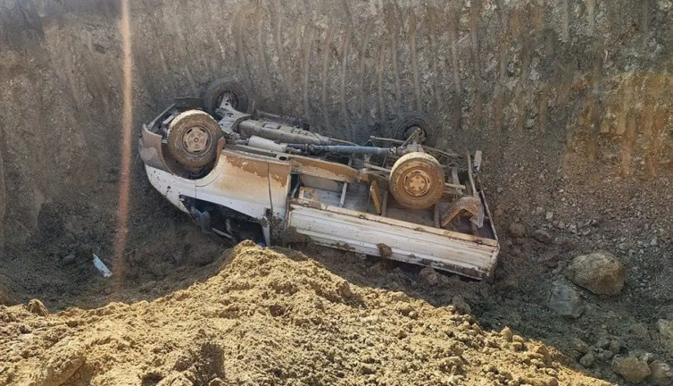 Hatay'da kamyonet çukura yuvarlandı