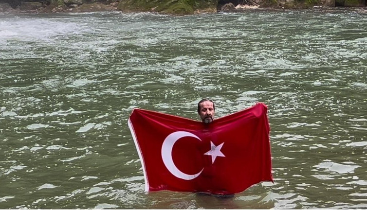 Kastamonu'da öğretim görevlisi, buz gibi suda bakın neden yüzdü