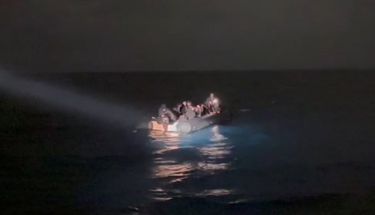 Lastik botta sürüklenen kaçak göçmenleri kurtarma operasyonu
