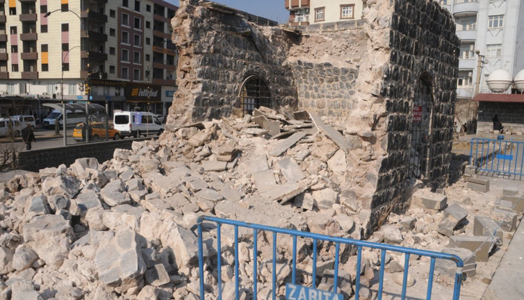 Restore edilmeyen tarihi medrese yıkıldı