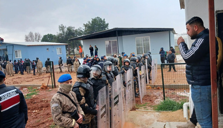 Çatıda oraklı direniş. Gözyaşları sel gibi aktı! Bayılanlar oldu